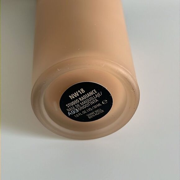 MAC Studio Radiance Foundation NW18 - Picture 2 of 2